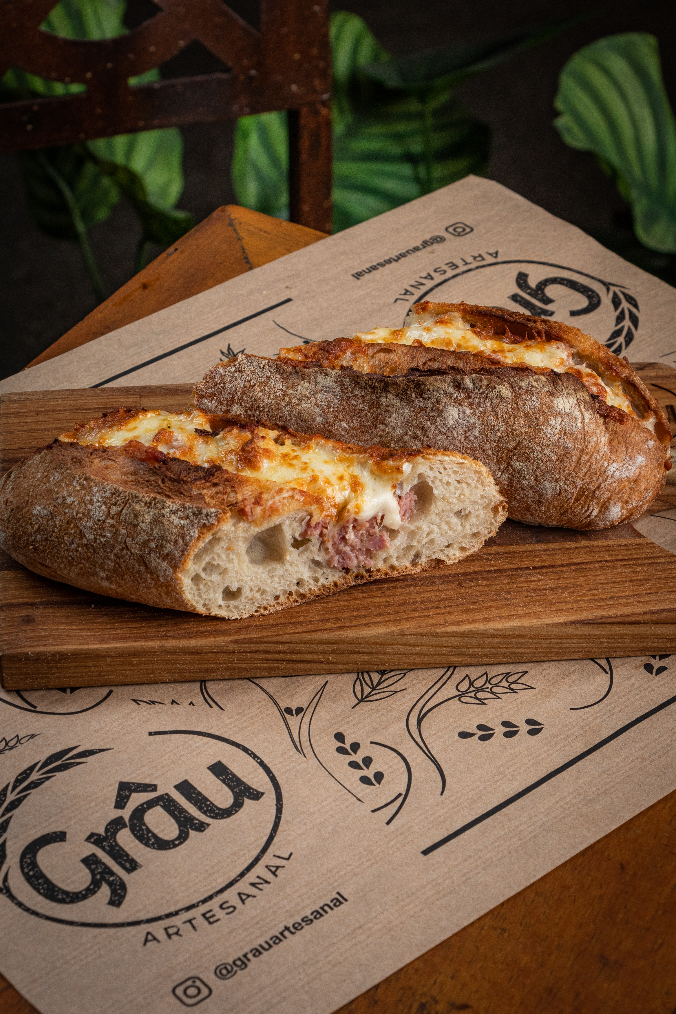 Tijuca Grâu: Baguette de Fermentación Larga y Ragú de Salchicha Artesanal