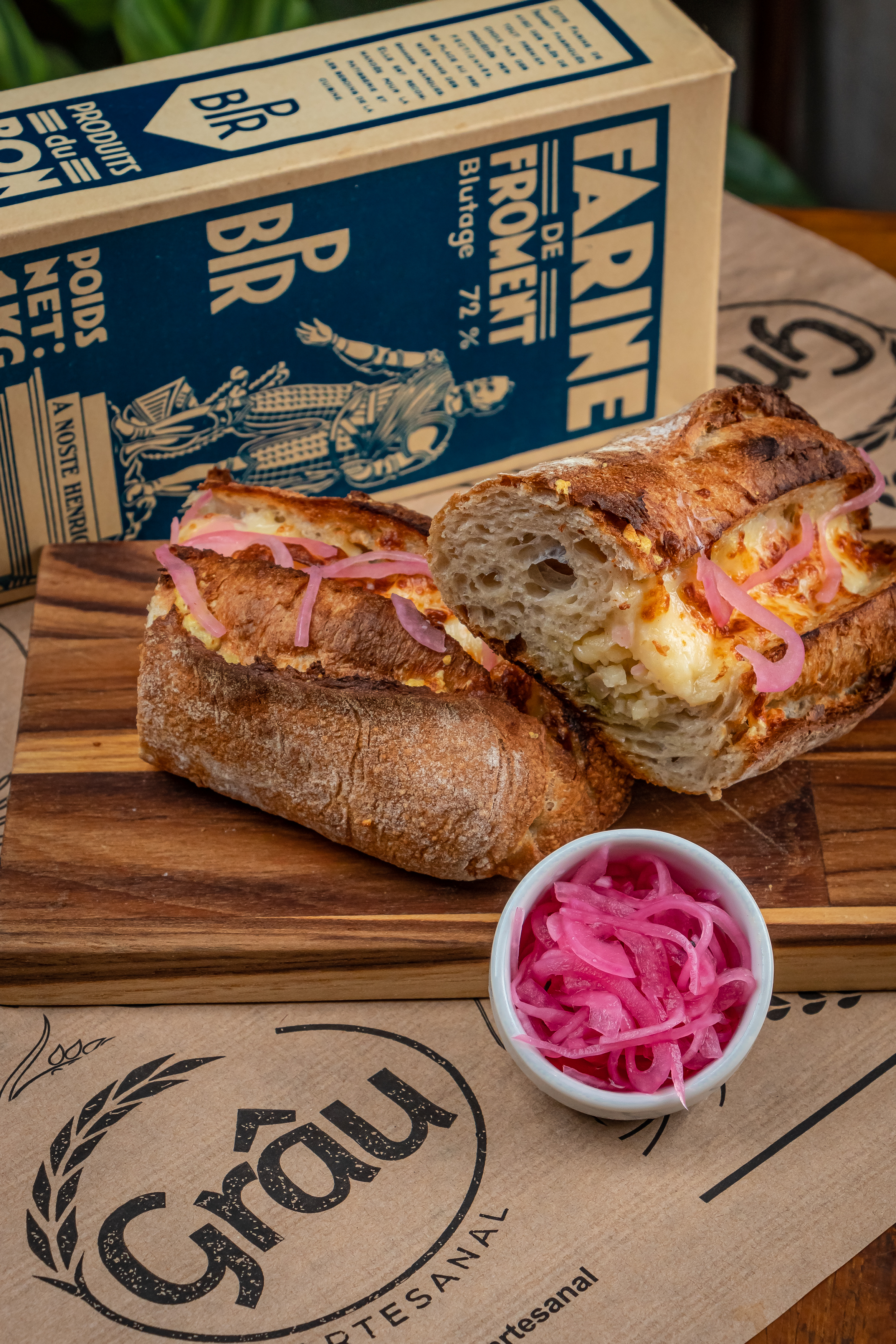 Barra da Tijuca Grâu: Baguette de Fermentación Larga, Aceitunas Curadas y Pickles de Cebolla