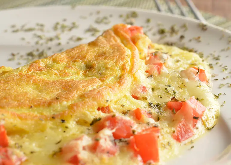 Omelette Gourmet Grâu (Queso Mozzarella y Jamón Royalle o Queso Minas y Tomate)