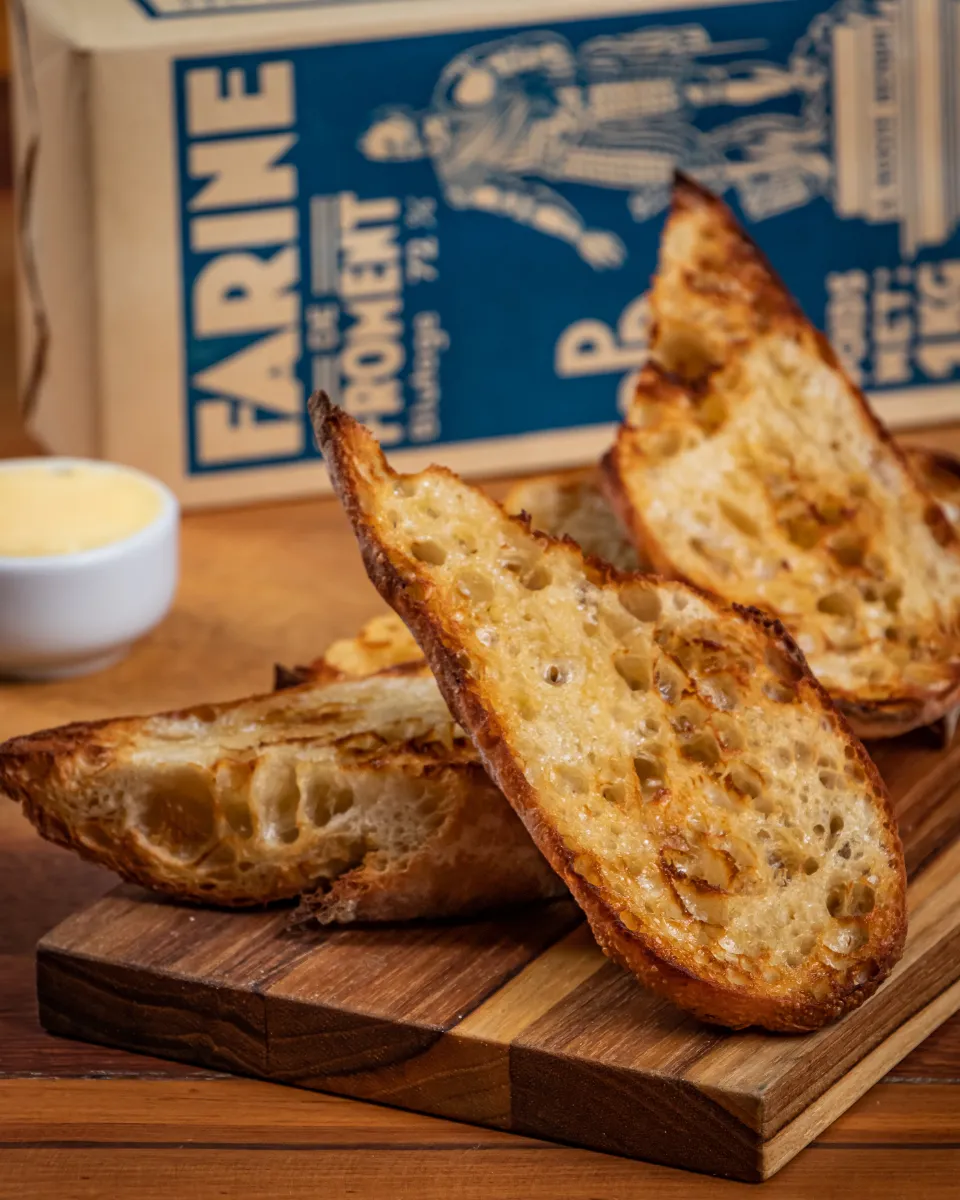 Medio Ipanema Grâu: Medio Baguette de Fermentación Larga y Mantequilla Artesanal Gratinada