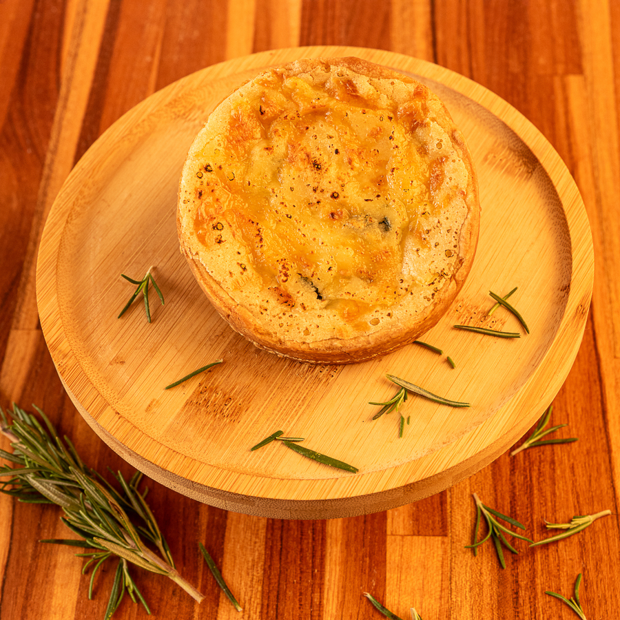 Quiche Grâu: Curaduría de Quesos y Tomillo Fresco