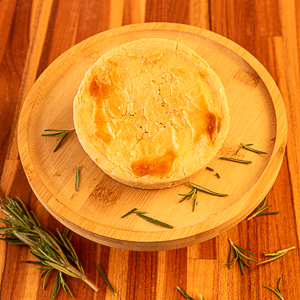 Empanada de la Casa: Pollo y Requesón Cremoso