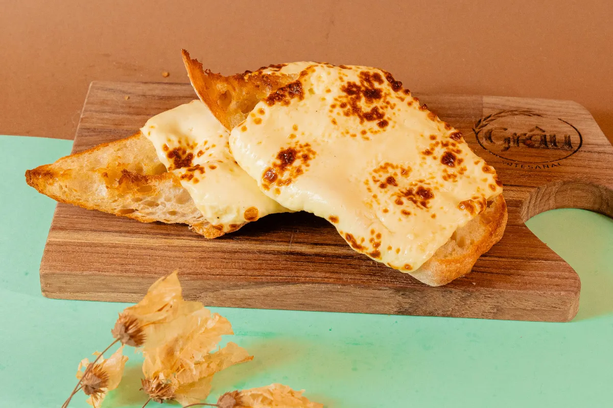 Medio Arpoador Grâu: Medio Baguette de Fermentación Larga y Queso Minas