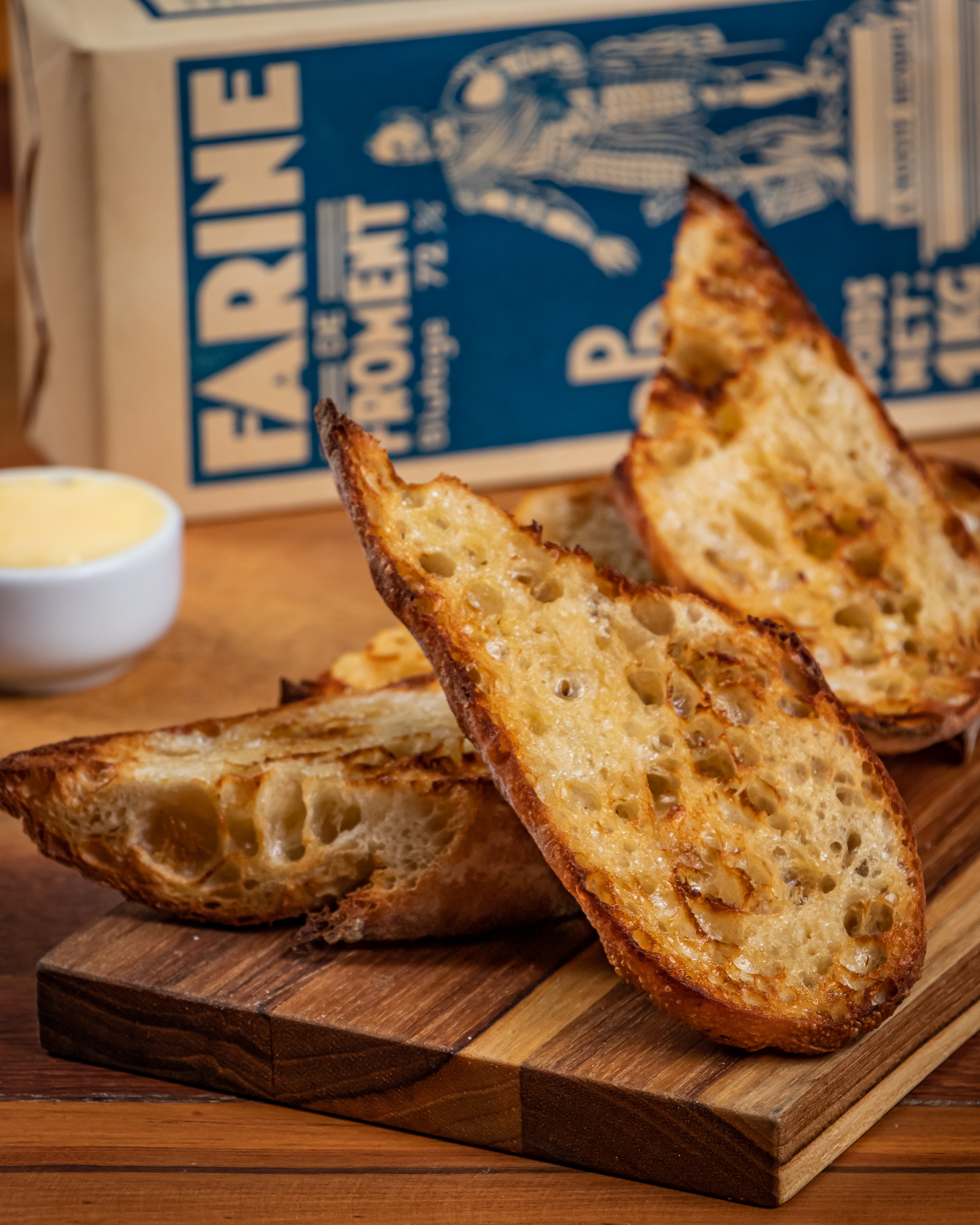 Ipanema Grâu: Baguette de Fermentación Larga y Mantequilla Artesanal Gratinada