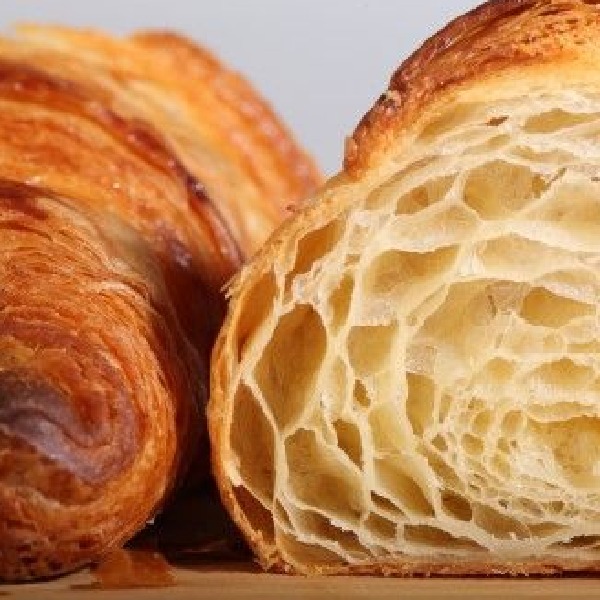 Croissant Tradicional Grâu: Hojaldre Técnico y Mantequilla Artesanal