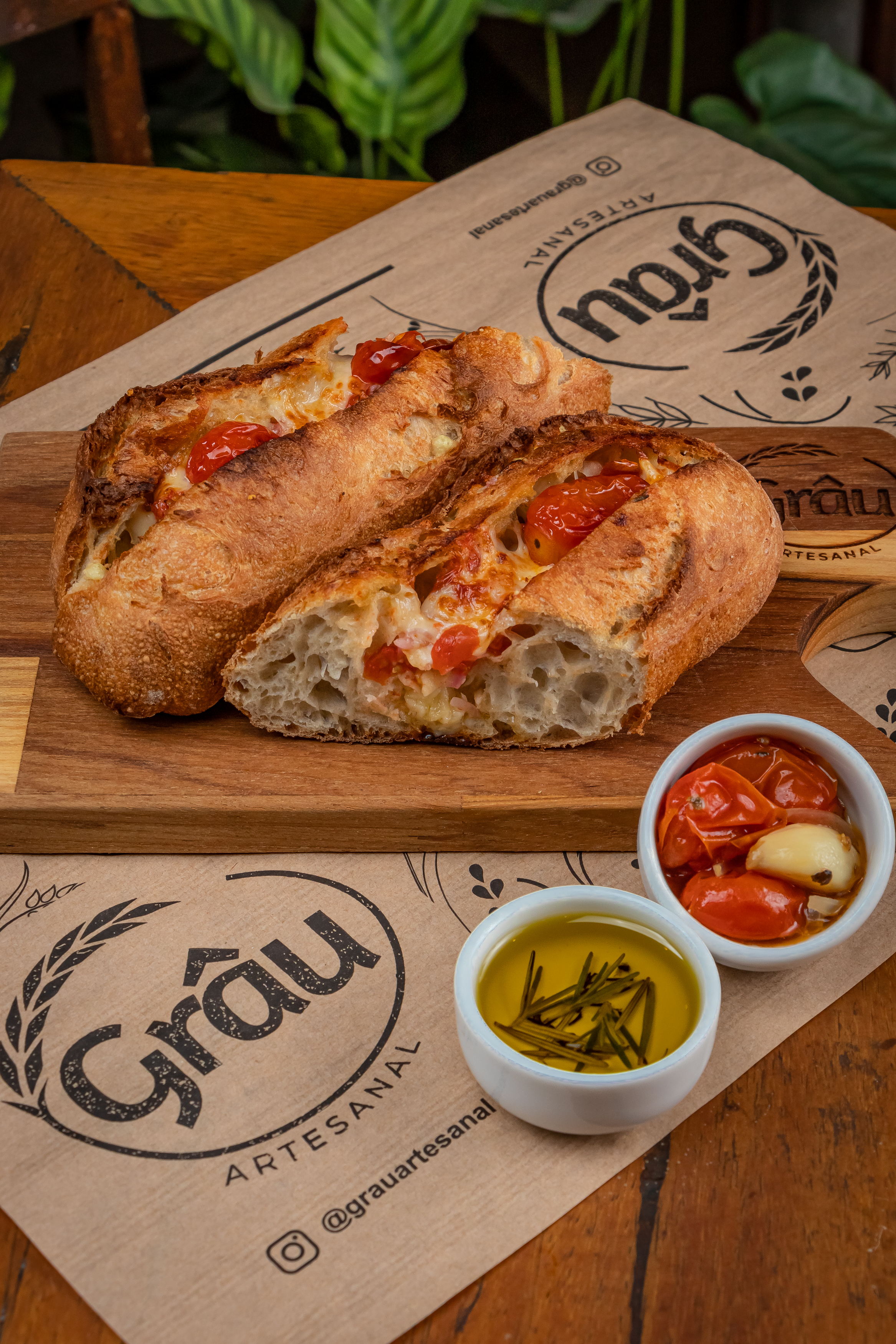 Recreio Grâu: Baguette de Fermentación Larga y Tomate Confitado
